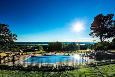 FamilyFriendly Golf & Ski Getaway,Walkout Pool