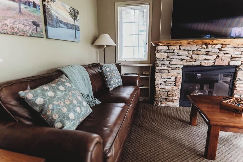 Televisión, chimenea y oficina 