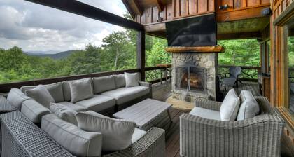 Luxury lodge/cabin in Blue Ridge with long range mountain views