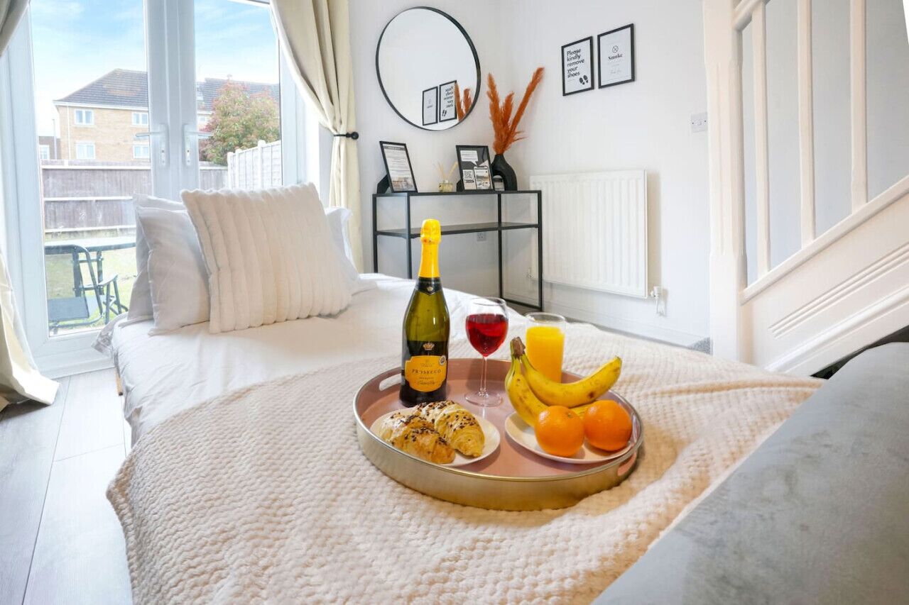 2 bedrooms, desk, travel cot, WiFi