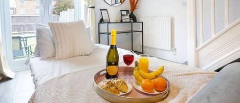 2 bedrooms, desk, travel cot, WiFi