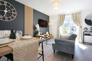 TV, Netflix, streaming services - Welcoming House with Free Parking and Fast WiFi (Luton)