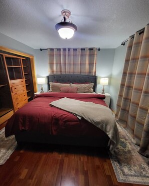 5 bedrooms, iron/ironing board, WiFi, bed sheets