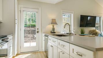 Fridge, microwave, stovetop, dishwasher
