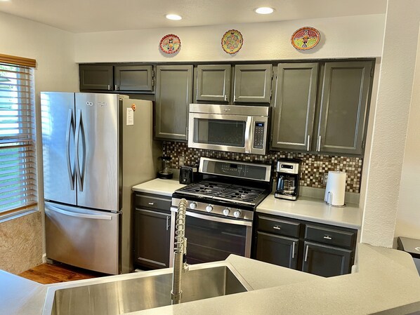 ハイチェア、ダイニングテーブル