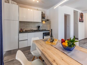 Fridge, microwave, oven, stovetop - Holiday Home Melani Vita with Swimming Pool (Marčana)