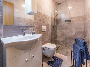 Douche, séchoir à cheveux, serviettes fournies