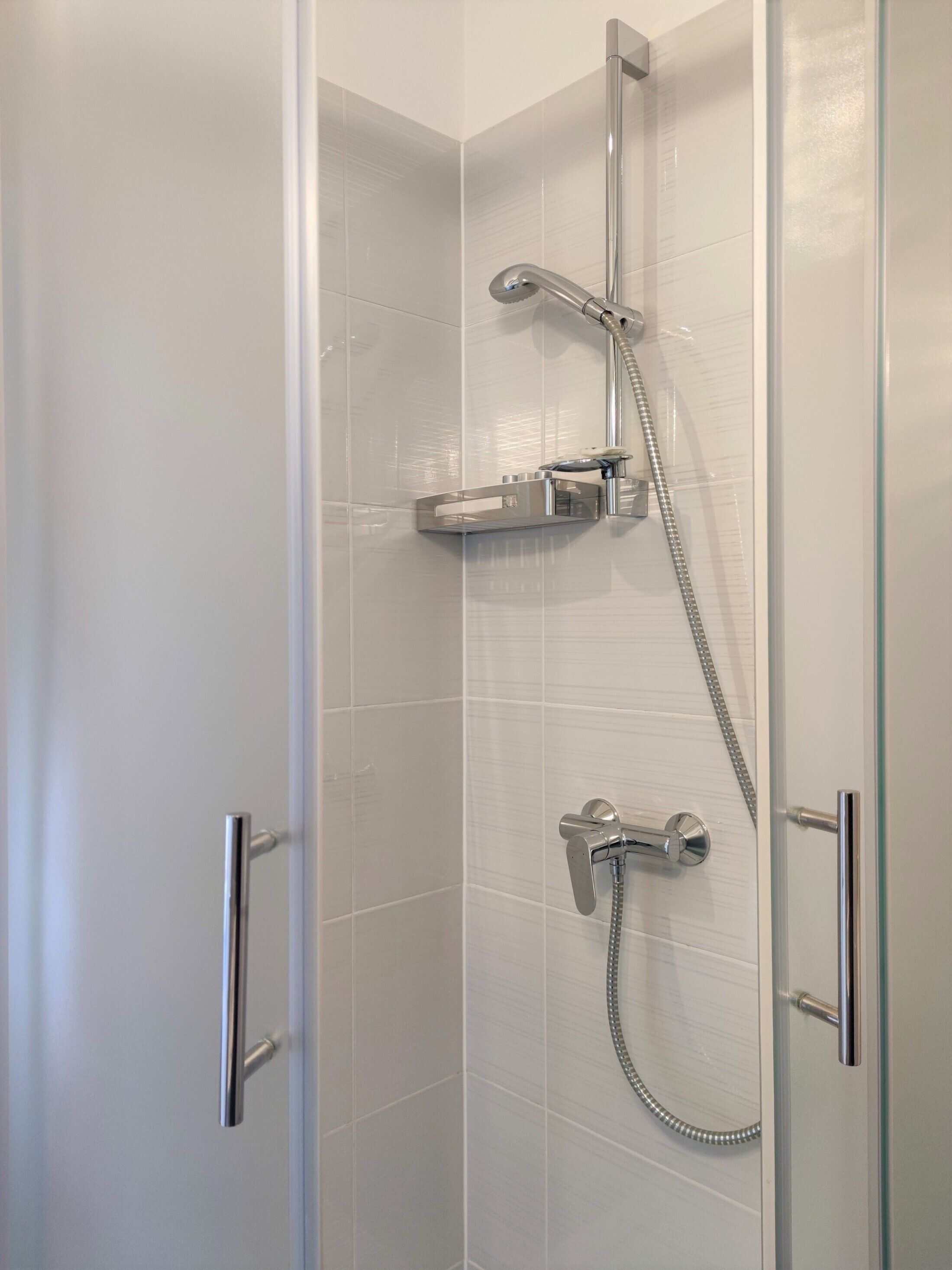 Dusche, Haartrockner, Handtücher