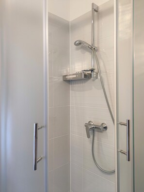 Dusj, hårføner og håndklær