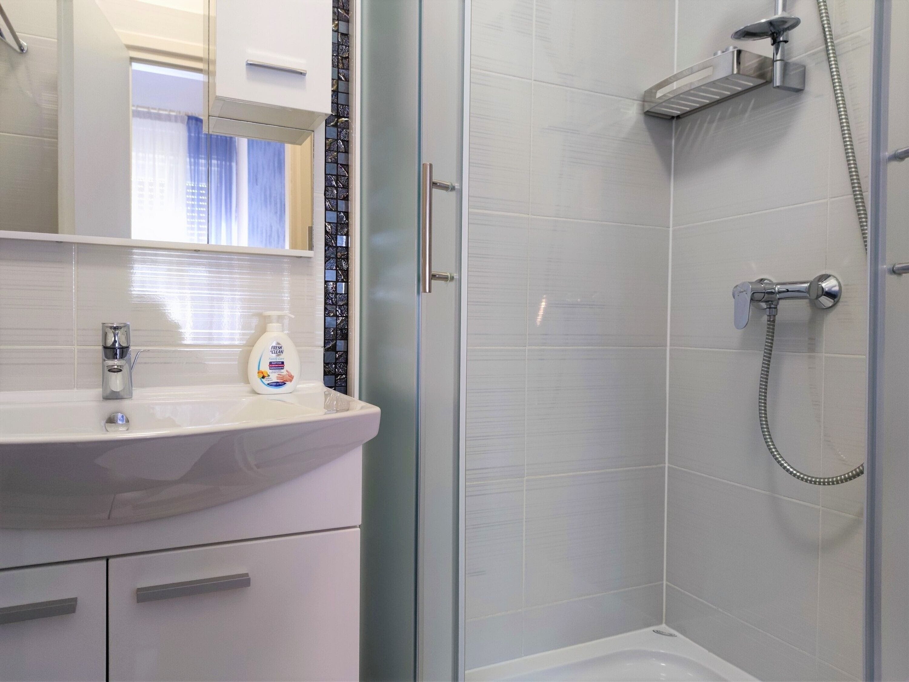 Regadera, secadora de cabello, toallas 