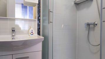 Regadera, secadora de cabello, toallas