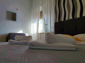 1 bedroom, WiFi, bed sheets -  Elegant double room with private bathroom  and sea view - city center 2 (Zadar)