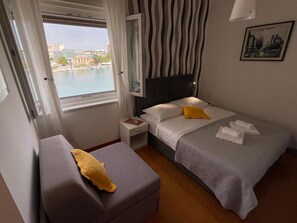 1 bedroom, WiFi, bed sheets -  Elegant double room with private bathroom  and sea view - city center 2 (Zadar)