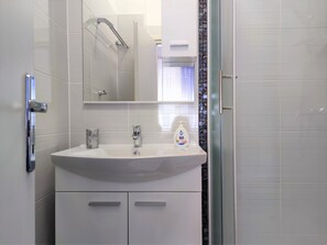 Chuveiro, secador de cabelo, toalhas de banho