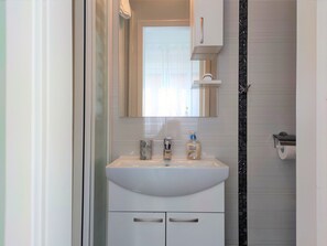 Dusche, Haartrockner, Handtücher