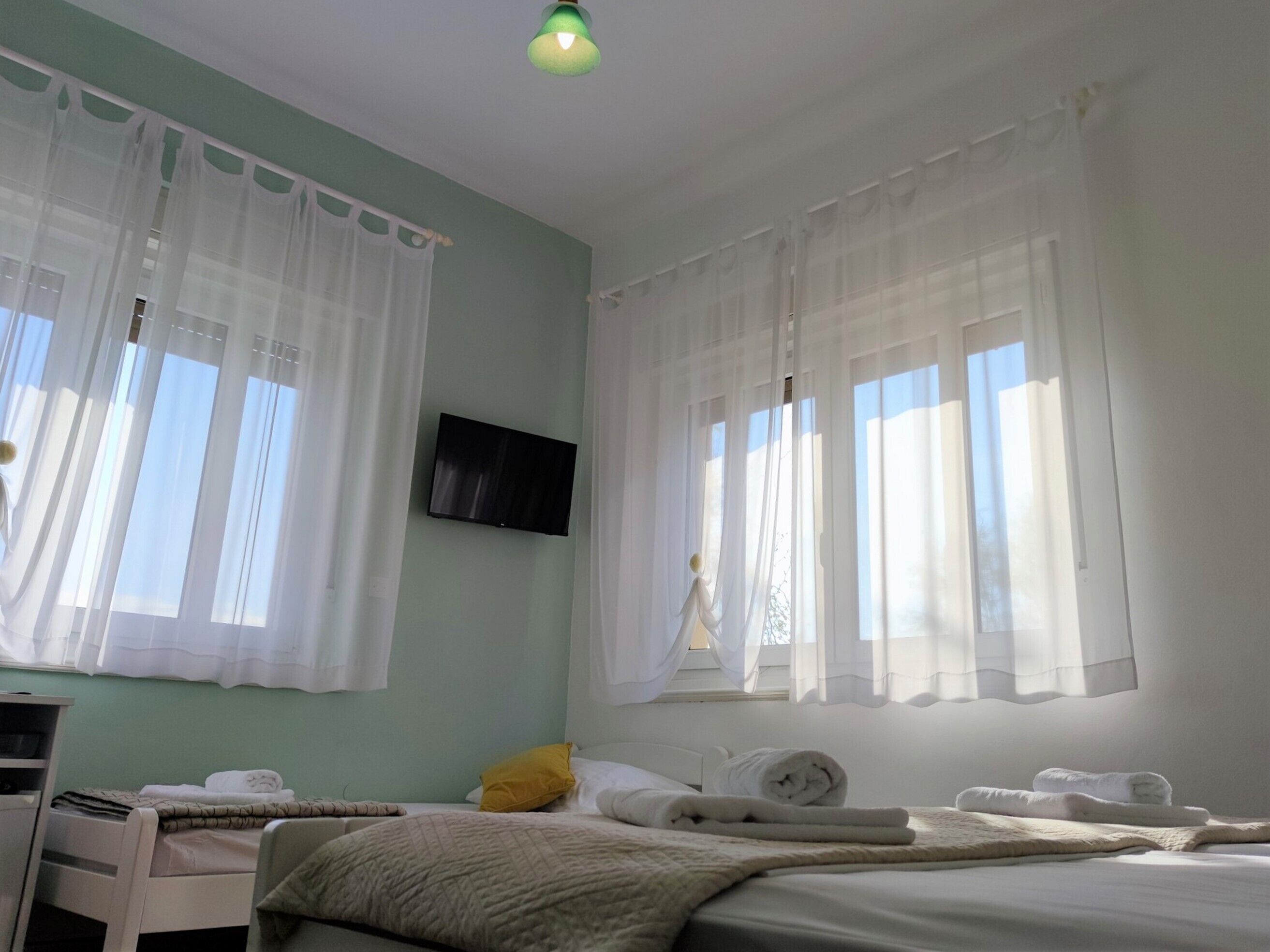 1 bedroom, internet, bed sheets