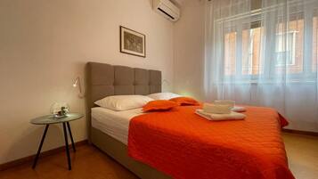 1 soverom, skrivebord, strykejern/-brett og internettilgang