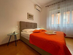 1 habitación, tabla de planchar con plancha, internet y ropa de cama 