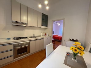 Horno, placa de cocina, lavavajillas, utensilios de cocina