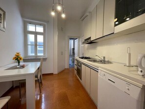 Horno, parrilla de estufa, lavavajillas y utensilios de cocina