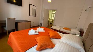 1 soverom, skrivebord, strykejern/-brett og internettilgang