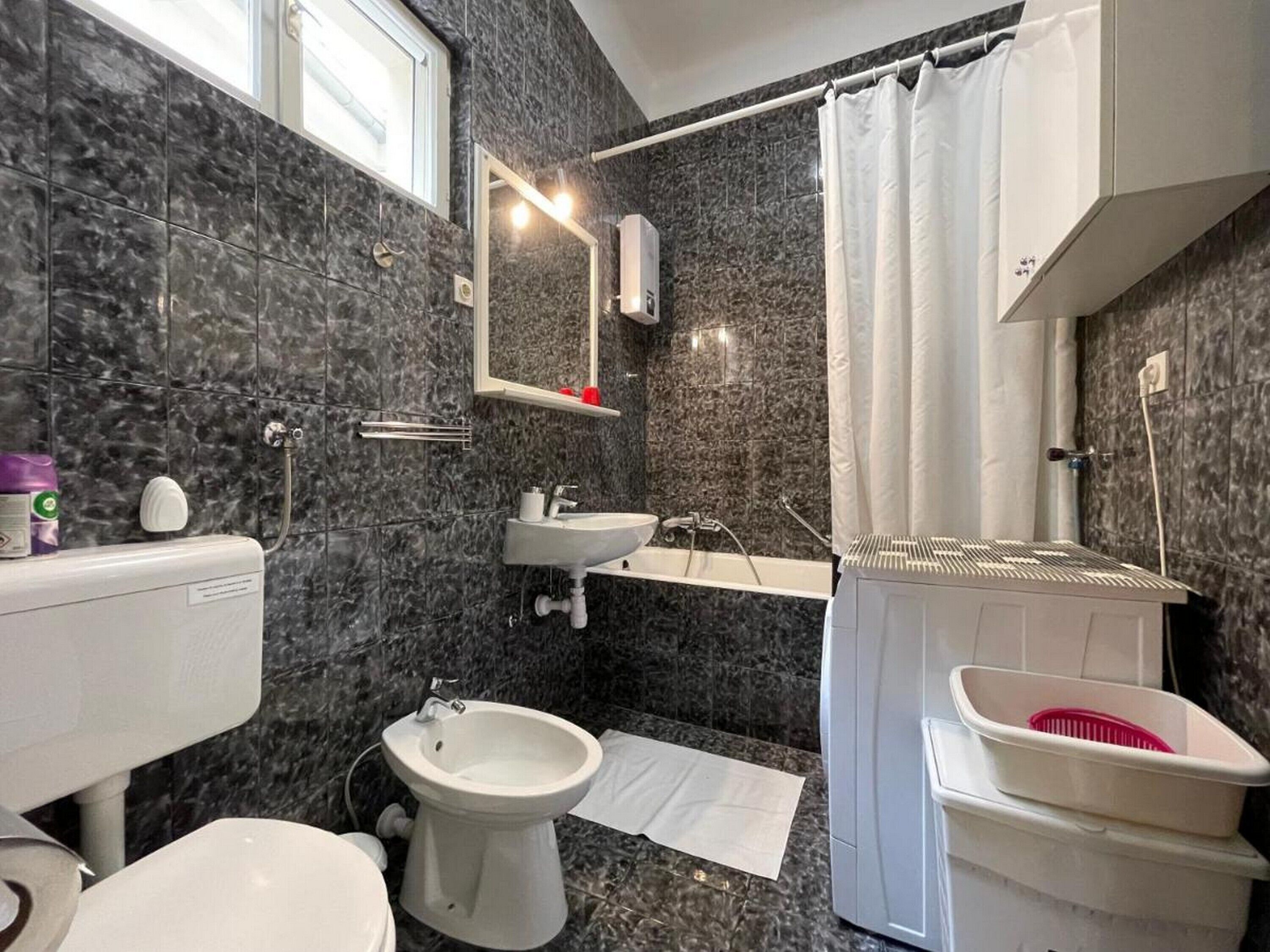 Badekar, hårføner, håndklær og toalettpapir