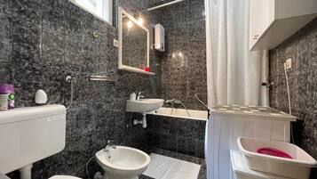 Badekar, hårføner, håndklær og toalettpapir