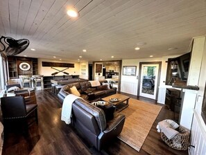 Smart TV, chimenea, videojuegos y reproductor de DVD 