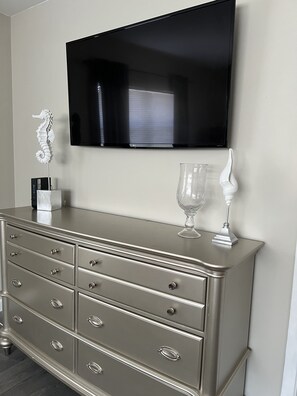 Interior - Beachy Holiday Home- 3/2 up to 5 guests (Holiday)