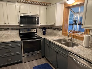 Private kitchen - Beachy Holiday Home- 3/2 up to 5 guests (Holiday)