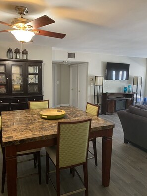 Dining - Beachy Holiday Home- 3/2 up to 5 guests (Holiday)