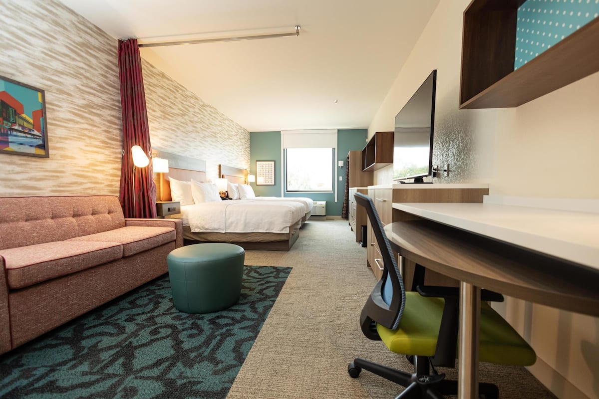 Studio Suite, 2 Queen Beds | Living area