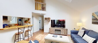 Dog-friendly, two-story condo with community pool - close to Mashpee Town Beach