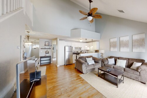 2nd-floor condo steps to the beach with balcony, outdoor pool, W/D, AC