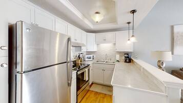 KĂŒhlschrank, Mikrowelle, Ofen, Herdplatte