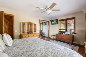 3 bedrooms, iron/ironing board, travel cot, free WiFi - Unique lake house built overwater on the Great Lakes, Sodus Bay Lake Ontario (Wolcott)