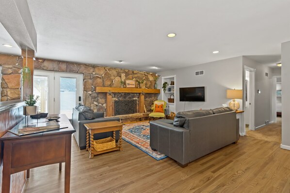 Smart TV, futbolito, tenis de mesa y libros 