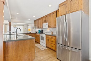 ثلاجة، ميكروويف، فرن، موقد طهي مسطح