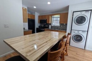 Fridge, microwave, oven, stovetop - Casa Vines (DrPocono Lake)