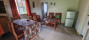 Standard Twin Room, 2 Single Beds, Non Smoking, Garden Area | Living area