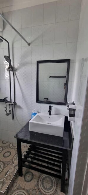 Chambre luxueuse double pour 1 personne | Salle de bain | Articles de toilette (gratuits), pantoufles, serviettes fournies