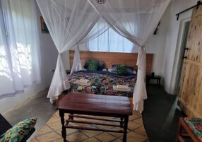 Decoración personalizada, muebles diferentes y escritorio 