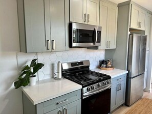 Geladeira, micro-ondas, fogão, cooktop