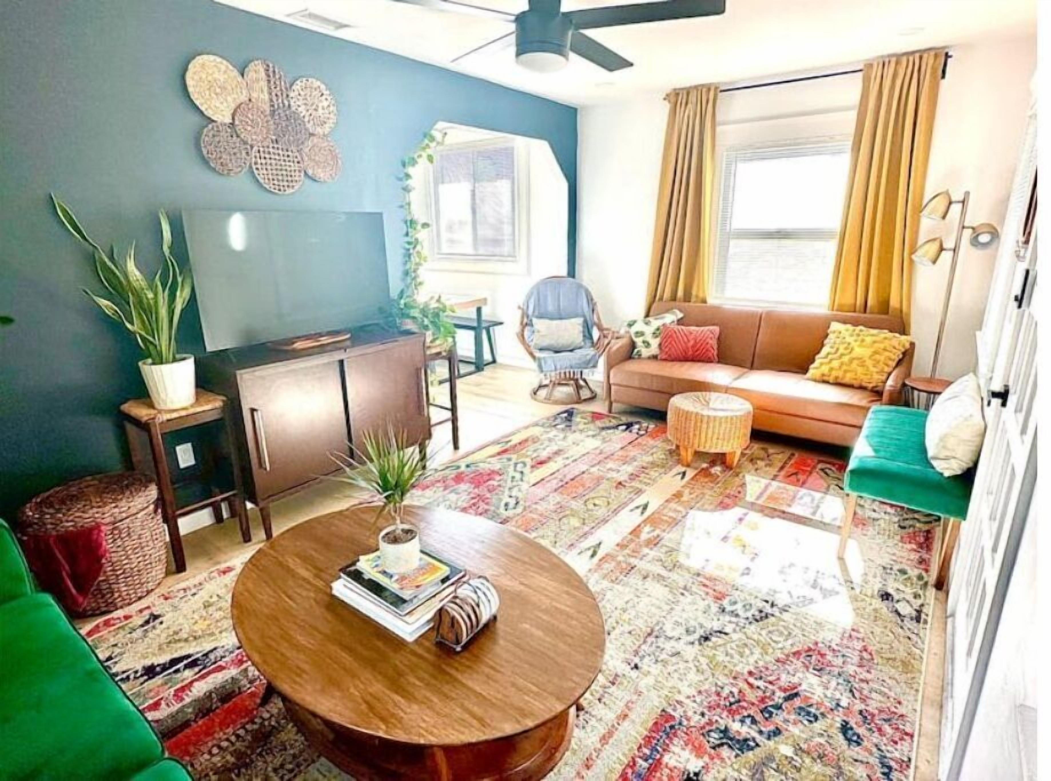 3BR Craftsman Near Downtown, Padres, Airport, Beaches, Military Bases & the Zoo!