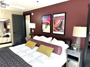 3 habitaciones, escritorio y tabla de planchar con plancha 