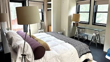 3 bedrooms, desk, iron/ironing board, travel crib