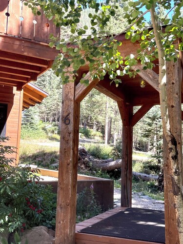 Ski-in ski-out Modern Chalet in Kachina Basin... w/ Steam Showers!