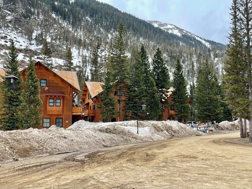 Ski-in ski-out Chalet,Steam Showers,Sleeps 8,next to Lift 4 Bavarian Restaurant 