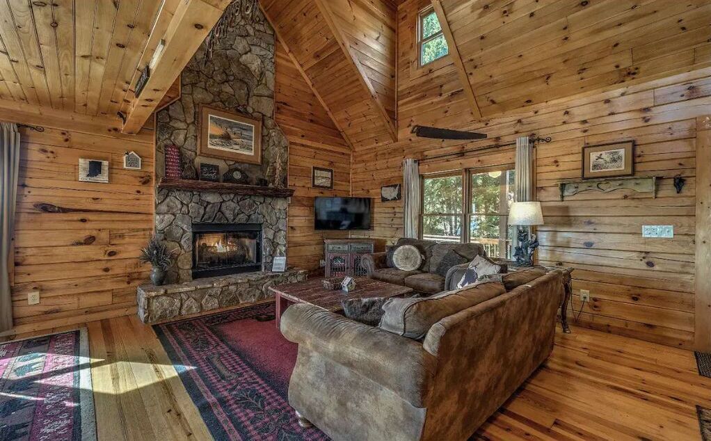 Panoramic Mountain View Log Cabin in North Georgia Mountains