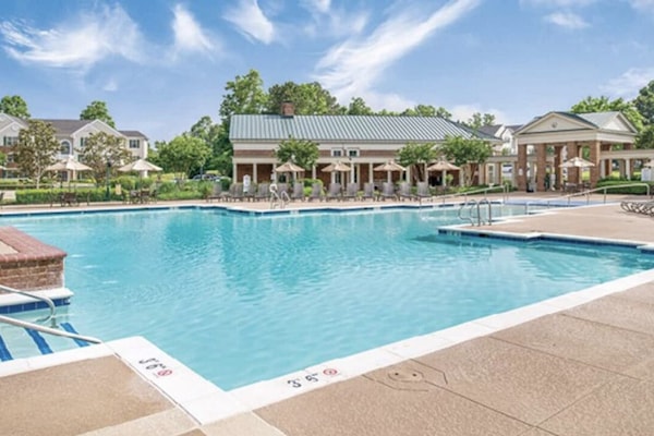 Een binnenzwembad, een buitenzwembad